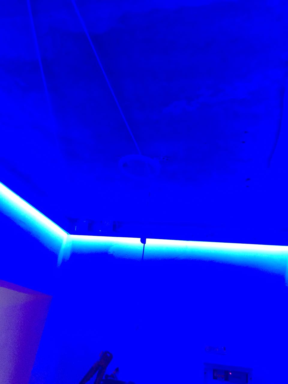 Светодиодная подсветка и глянцевый натяжной потолок