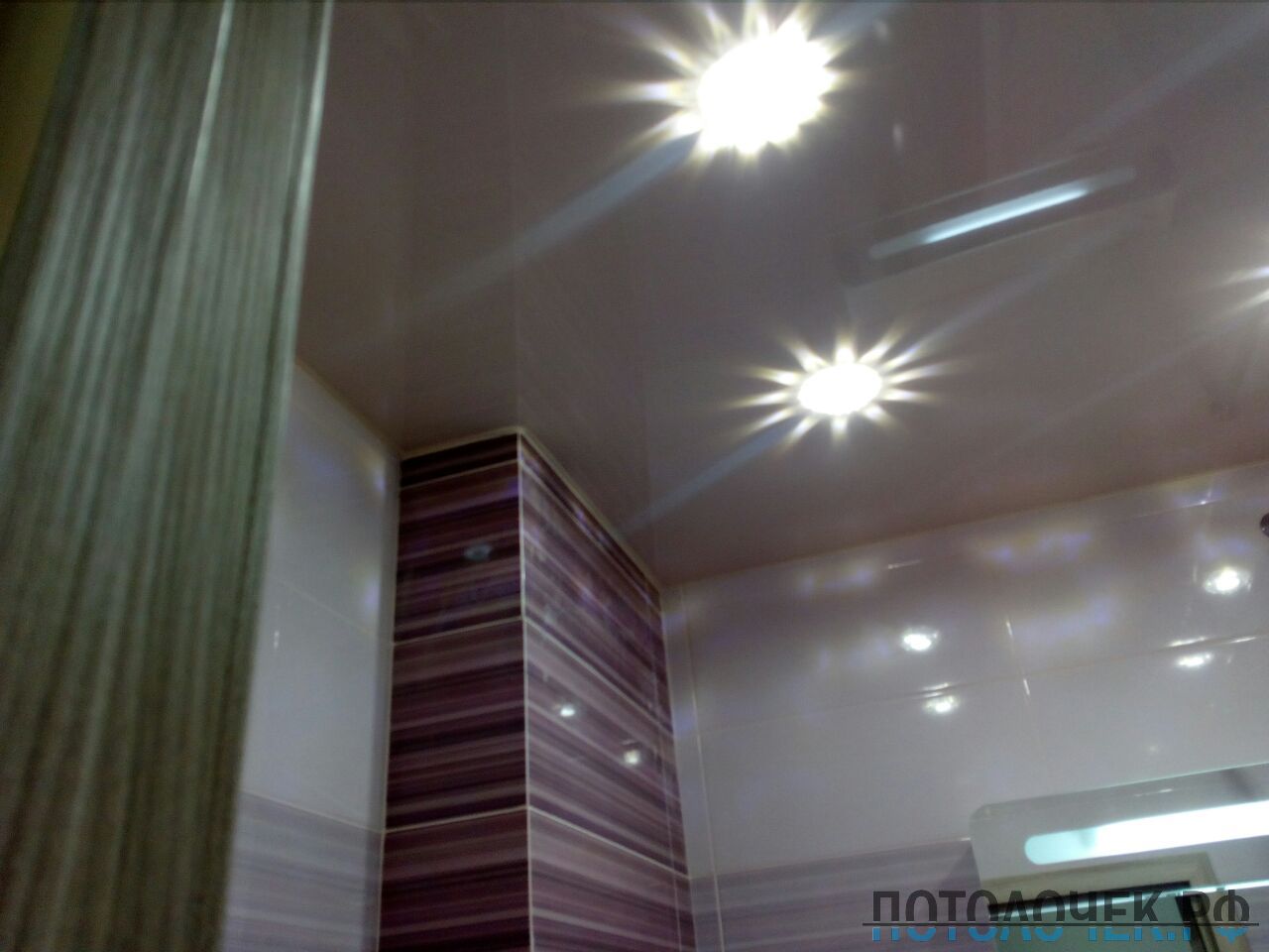 Яркая ванная с светодиодными фонарями