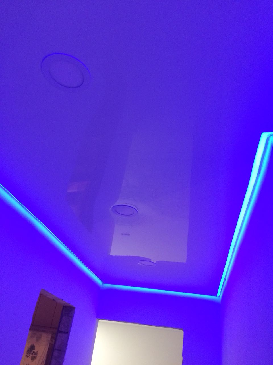 Светодиодная подсветка и глянцевый натяжной потолок
